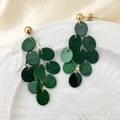 Détail de boucles d'oreilles boules dorées avec disques marbrés vert foncé superposés - Style de paillettes rondes vert foncé (TL-E1011-02-green)