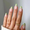 Unghie finte a mandorla con punte French verde opaco e motivi a onde bianche - Onda Verde Francese(JP1939)