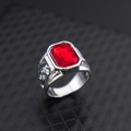 Vintage zilveren zegelring voor heren met een grote gefacetteerde robijnrode glassteen - US 7 / Zilver & Rood