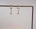 Orecchini a cerchio minimalisti in oro 18K con perle bianche pendenti da donna - Orecchini / 10mm / crema