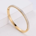 Elegante bracciale rigido placcato oro 18K a quattro file di diamanti pavé su base - Oro