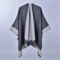 Detailansicht des weichen grauen Schlitz-Ponchos mit zweifarbigem Blockdesign und Textur - Gemischtes Grau Farbblock