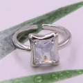 Anello regolabile in argento placcato 18K con una grande pietra di zircone rettangolare - Aperto Regolabile / Argento
