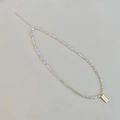 Dettaglio della collana di perline d'argento con ciondolo dorato e chiusura a moschettone - Stile Piccola Targhetta (B-258)