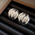 Zilverkleurige gedraaide oorbellen met een elegant gelaagd metalen ontwerp - Zilver