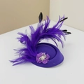 Detail van een paarse vintage fascinator hoed met elegante veren en een parelbloem. - Paars