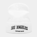 Detailansicht der Los Angeles Stickerei auf dem weißen Umschlag der Strickmütze - Weiß