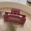 Matte dunkelrosa rechteckige Haarklammer für dickes Haar in einem weißen Tablett - 8.5cm / Matt Bohnenpaste
