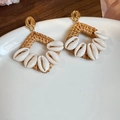 Dettaglio di orecchini quadrati in rattan intrecciato con inserto in conchiglia bianca - 11# Perno per orecchini in argento-Caffè-Bianco-Rombo (Cornice quadrata in rattan con conchiglie bianche)