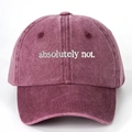 Dettaglio del ricamo bianco 'absolutely not.' su un cappello di cotone bordeaux lavato - Borgogna