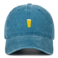 Détail de la chope de bière brodée sur la casquette en denim bleu délavé vintage - Bleu lac