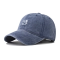 Dettaglio del tessuto in cotone blu navy lavato e ricamo a coniglio bianco sul cappello - Regolabile / Blu navy