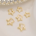 Tre paia di orecchini a cerchio dorati a forma di stella su morbido tessuto beige, vista piatta - Stile Stella Dorata (5934001HB)