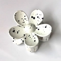 Detailopname van witte bloem haarclip met artistiek zwart inktspatpatroon - 7cm / Wit Spattende Inkt