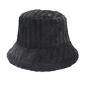 Dettaglio del cappello alla pescatore in pelliccia sintetica nera con strisce morbide - M (56-58cm) / Nero