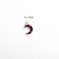 Detail eines 8x11mm lila Emaille-Mondanhängers mit goldenem Stern und Aufhängeschleife - Kleiner Mond - Lila