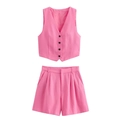 Vista plana de un conjunto rosa de chaleco con cuello en V y pantalones cortos plisados - XS / Rosa