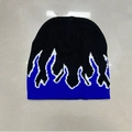 Schwarze Strickmütze mit lebhaftem blau-weißem Flammenmuster in Jacquard-Webung - Einheitsgröße / Blau