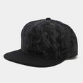 Detail der 3D-Stickerei und industriellen Beschriftung auf der schwarzen Snapback-Cap - Verstellbar / R Buchstabe Schwarz