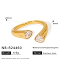 Macro detail van de gouden roestvrijstalen ring met twee hartvormige zirkonia's - Dubbel Hart Open (NB-R24460)