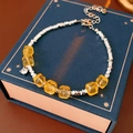 Detailaufnahme von Citrinperlen und Silber-Abstandhaltern auf einer blauen Geschenkbox - Gelbe Citrin Silber Nugget Armband