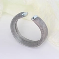 Elegante brazalete de malla en acero inoxidable plateado con diseño abierto en C - Plateado (YS679 Color Acero)