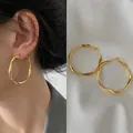 Dettaglio orecchini a cerchio dorati ritorti da 4 cm con misura e prova modella - 3# Oro Medio (Diametro circa 4cm)