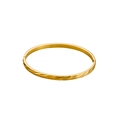 Vista dettagliata del bracciale in acciaio inossidabile dorato con incisione diagonale - Oro (Twill)