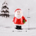Miniatuur kerstman figuur van hars met geschenkdoos en besneeuwde landschapscène - Kerstman Stijl 3