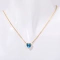 Collar de acero inoxidable dorado con un colgante de corazón de piedra azul natal - Marzo