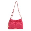 Bolso tipo cubo rosa acolchado con cadena dorada y colgante de bola decorativa - rosa intenso