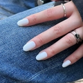 Unghie finte ovali bianco opaco su sfondo denim, per un look naturale e raffinato - Bianco Puro Opaco Forma Ovale Corta (JP1823)