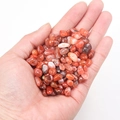 Eine Handvoll polierter kleiner Natursteine aus rotem Achat mit glatter Oberfläche - Roter Achat (100g)