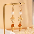Dettaglio di orecchini a conchiglia dorati con perle e pendenti a forma di mare - Stile Conchiglia Perla Artificiale Oro Opaco (02 Perla Artificiale Oro Opaco 11317)
