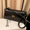 Sac bandoulière élégant en cuir PU noir brillant avec fermoir en métal doré - Noir