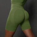 Detail der nahtlosen High-Waist-Yogashorts mit Push-up-Effekt und Textur in Olivgrün - Armeegrün