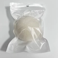 Éponge nettoyante konjac ronde blanc cassé avec cordelette dans sachet plastique - Blanc Hémisphérique