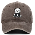 Dettaglio del ricamo a forma di panda su un berretto di cotone lavato marrone scuro - Regolabile / caffè