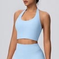Dettaglio del reggiseno sportivo azzurro con scollo all'americana e ampia fascia elastica - Taglia S / Top / Celeste