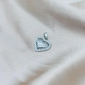 Dettaglio pendente a cuore d'argento con centro strutturato e pavé di zirconi - Stile Strass Rigato Argento Spazzolato