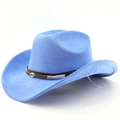 Detail van blauwe suède fedora hoed met bruine gevlochten band en kleine schelpversieringen - M (56-58cm) / Diep hemelblauw