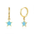 Dettaglio di orecchini a cerchio dorati con ciondoli a stella in smalto blu su fondo bianco - Ciondolo a Stella / Blu/Oro