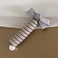 Coletero de espiral topo con lazo de cinta gris y detalle de perla blanca - Gris