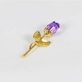 Élégante broche rose en métal doré avec un bourgeon en cristal violet sur fond blanc - Tige Dorée Fleur Violette Non Emballée