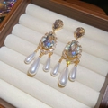 Detailansicht der Vintage-Wassertropfen-Perlenohrringe mit Vergoldung und Zirkon - Silbernadel Gold Echtvergoldet (WE5557)