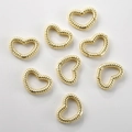 Detalle de cierres de resorte en forma de corazón bañados en oro con textura de cuerda - Oro de 14k - Cierre de corazón retorcido (13*17mm)