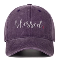Detail der blessed-Stickerei auf einer verwaschenen dunkelvioletten Baumwoll-Basecap - Lila