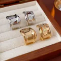 Pendientes de aro en C geométricos anchos y pulidos en metal dorado y plateado - Conjunto Dorado y Plateado