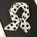 Carré de cou chic en coton et lin beige avec pois noirs noué en forme de joli nœud - 55x55cm / Pois Blanc