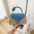 Sommerliche Strohhandtasche in Blau und Beige mit Lederklappe und geknotetem Griff - Blau